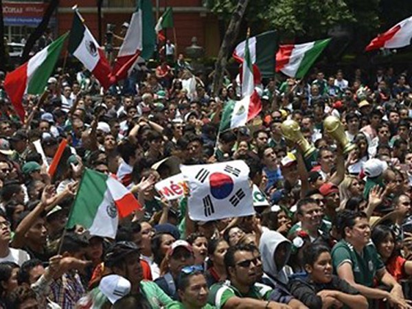 Cổ động viên Mexico "bao vây" Đại sứ quán Hàn Quốc, hò reo sau chiến thắng Đức