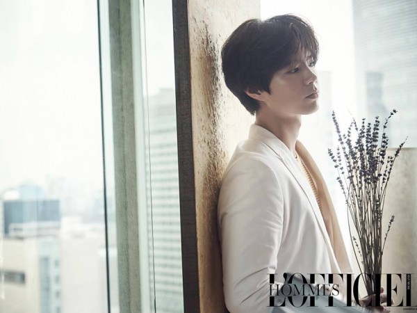 Park Bo Gum gây xôn xao với mái tóc dài vén qua tai như con gái