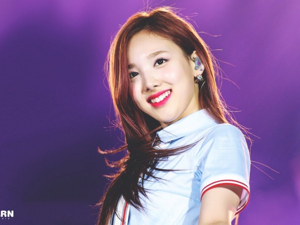 Té ngửa khi biết danh tính nhân vật đeo nhẫn đôi cùng với Nayeon (TWICE)