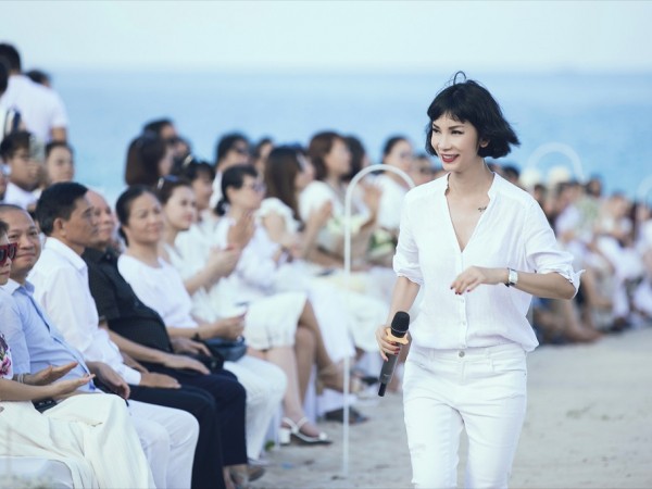 Gặp vấn đề về cột sống, Xuân Lan vẫn cháy hết mình với show diễn