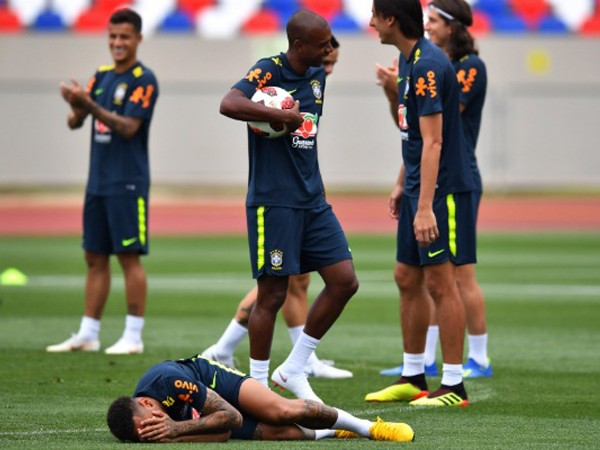 World Cup 2018: Chọc tức dư luận, Neymar diễn trò ''thợ lặn'' trên sân tập