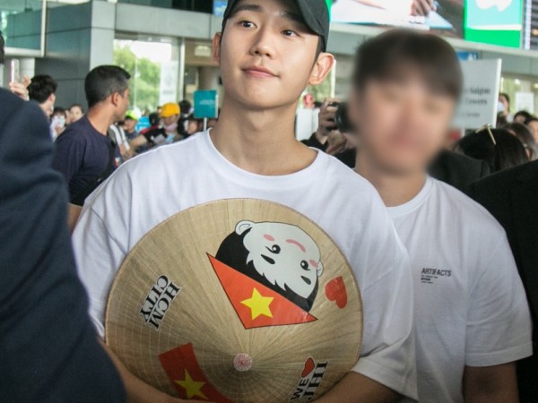Mỹ nam Jung Hae In đội nón lá, hạnh phúc trong vòng vây fan Việt