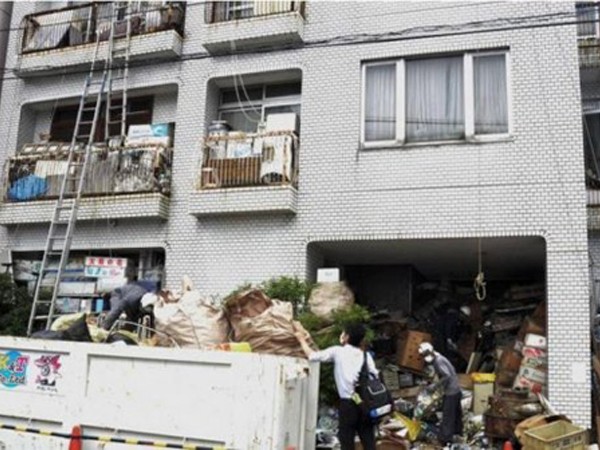 Nhật Bản: Rác ngập mặt cũng không chịu dọn, người đàn ông bị cưỡng chế rời khỏi nhà