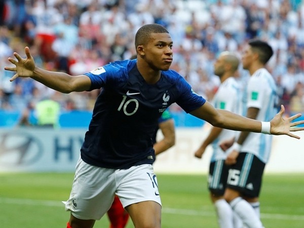 Vào lúc bạn "chinh phục" đại học, Mbappe đang "chinh phục" thế giới!