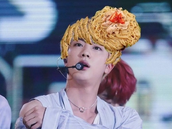 Jin (BTS) không biết nên buồn hay vui khi trở thành “Hoàng tử đội mì trộn”