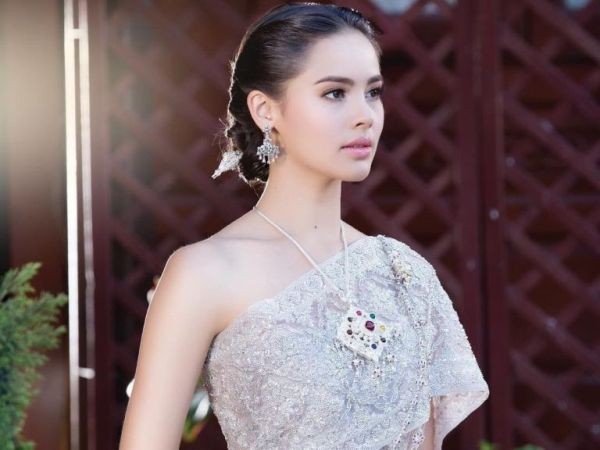 Những điều chưa biết về mỹ nhân Thái Urassaya Sperbund trong "Ông Anh Trời Đánh"