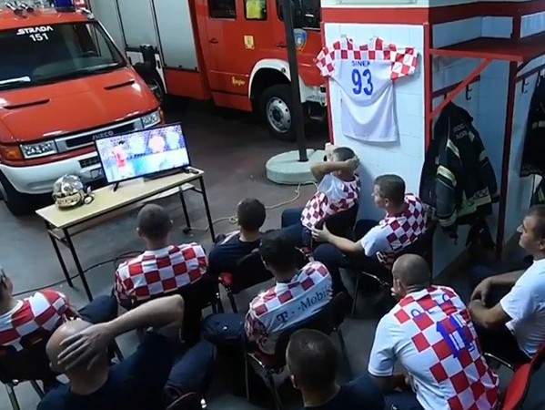Clip “lính cứu hỏa Croatia xem World Cup vẫn không quên nhiệm vụ” gây sốt trên mạng