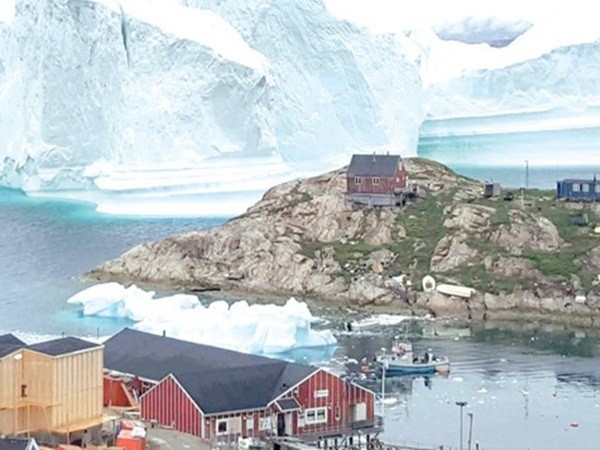 Tảng băng trôi khổng lồ đến gần khiến Đan Mạch phải sơ tán cả ngôi làng