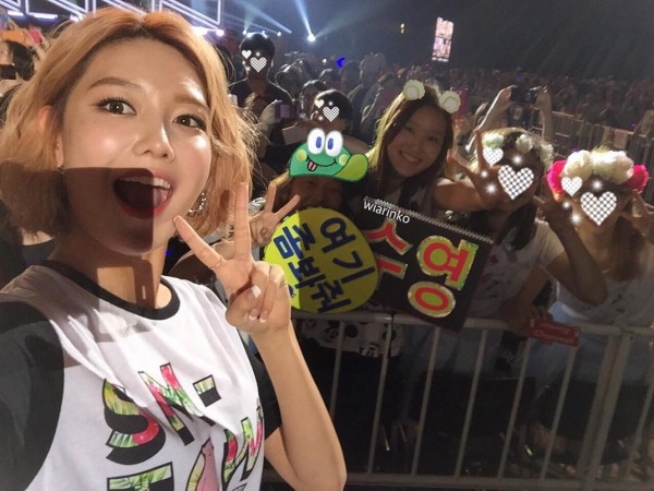 Idol thực sự nghĩ gì về chuyện fan ném điện thoại lên sân khấu xin hình selfie?
