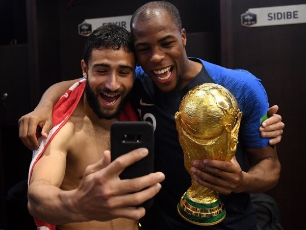 Tuyển Pháp tranh thủ "selfie" cùng cúp vàng World Cup trong phòng thay đồ