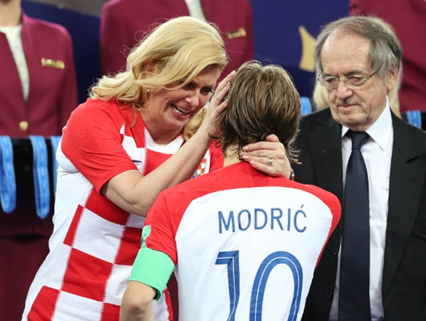 Bức ảnh nữ Tổng thống Croatia lau nước mắt cho Modric gây xúc động cho người dùng mạng xã hội