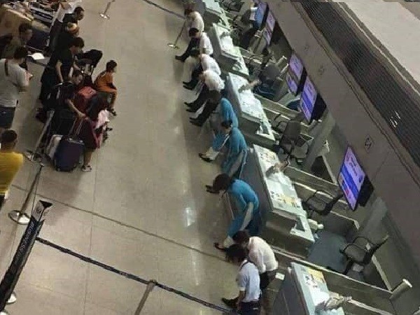 Hình ảnh nhân viên sân bay Tân Sơn Nhất cúi gập người trước hành khách gây xôn xao MXH