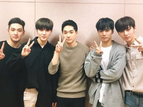 Ai có thể tin 4 năm trước, NU'EST đã trả lời từng bình luận của fan trên Facebook!