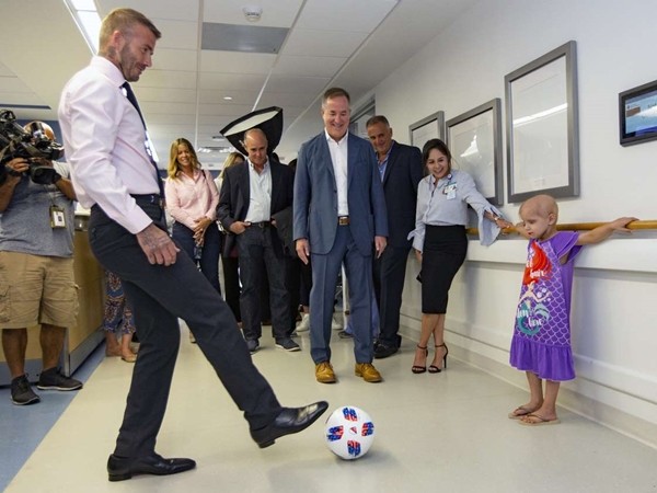 David Beckham chơi bóng với những bạn nhỏ này - và anh ấy… thua!