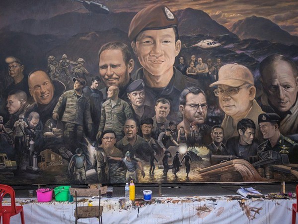 Bức tranh khổng lồ tôn vinh những người hùng giải cứu đội bóng Thái Lan
