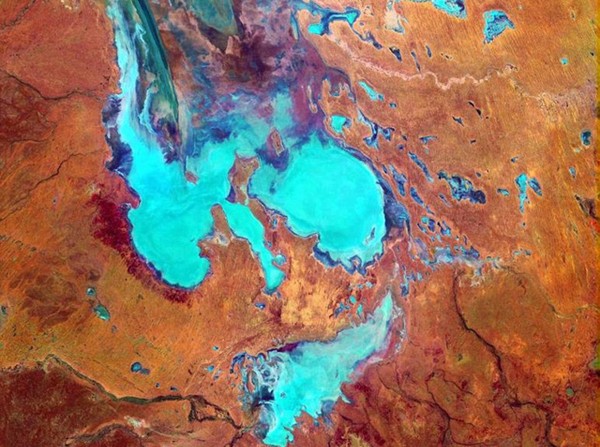 Australia: Hồ sa mạc đột nhiên chuyển màu cầu vồng sau trận mưa lũ hiếm gặp
