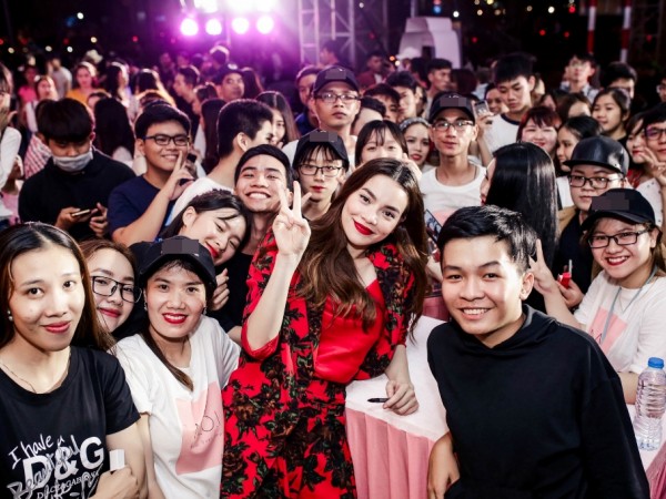 Hà Hồ, S.T, Minh Xù “đại náo” Cần Thơ giữa vòng vây hàng ngàn người hâm mộ