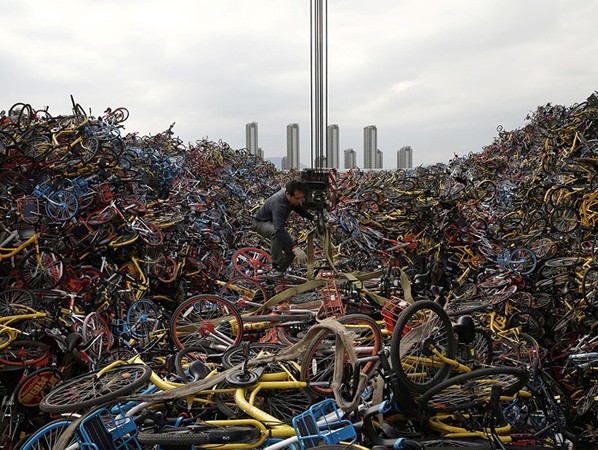 Choáng với hình ảnh "núi xe đạp rác" ở Trung Quốc