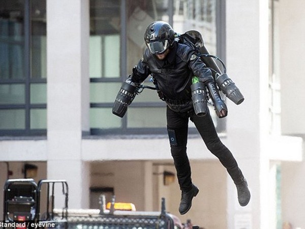 Bộ giáp Iron man, giúp người mặc bay lượn như trong phim