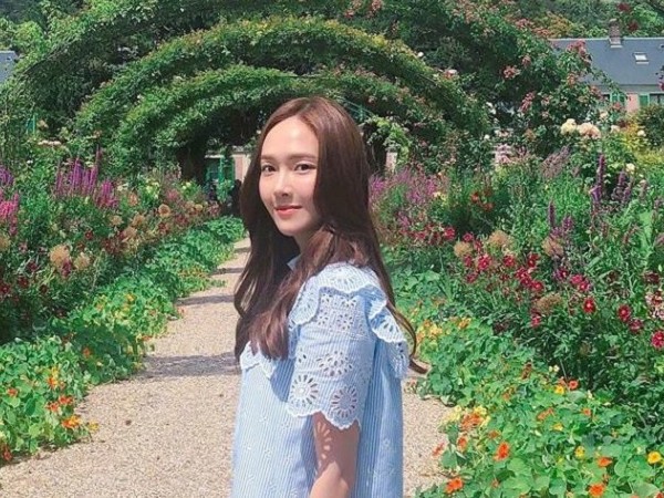 Khoe ảnh đi du lịch, Jessica bị anti fan chê là giống như đàn ông mặc váy