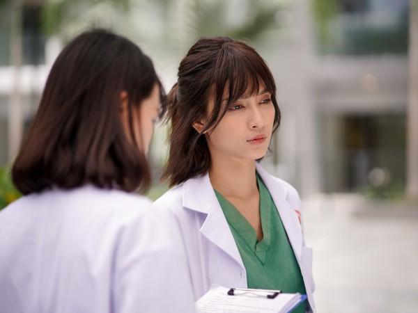 Ái Phương gây ngạc nhiên với hình ảnh nữ bác sĩ lạnh lùng trong MV mới