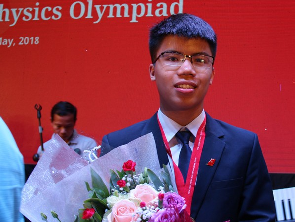 Thủ khoa Chuyên Lam Sơn giành “cú đúp” huy chương Vàng Olympic Vật lý khu vực và quốc tế