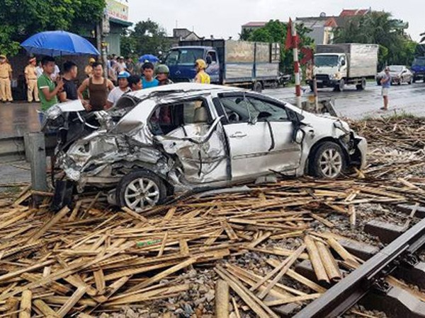 Nam Định: Tàu hỏa tông nát ô tô, 1 người chết 3 người bị thương