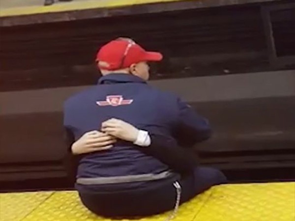 Cảm động khoảnh khắc người bảo vệ ga tàu cứu sống thanh niên đòi tự tử