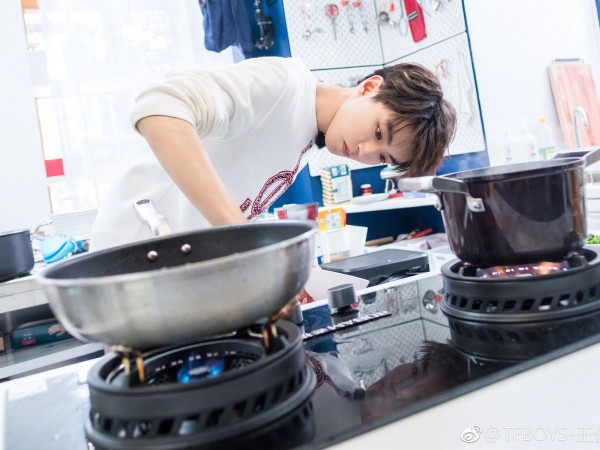 Vương Tuấn Khải (TFBOYS): “Hai năm rồi, đã rất lâu em chưa về nhà”
