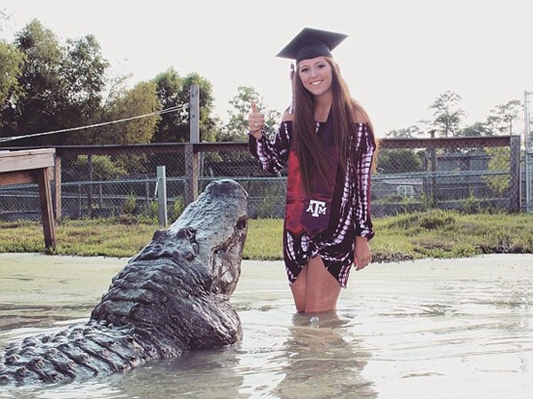 Nữ sinh nhảy vào hồ để chụp ảnh tốt nghiệp cùng... cá sấu “khủng”