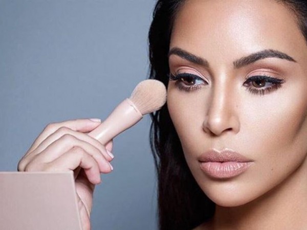 Kim Kardashian siêu giàu nhưng vẫn dùng đồ make up dưới 10 USD