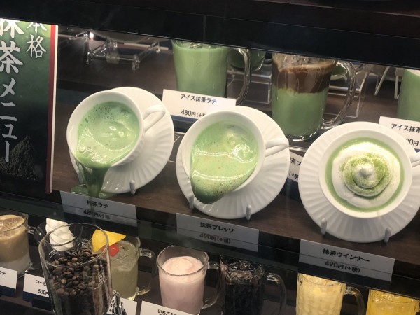 Nhật Bản nóng đến nỗi đồ ăn bằng nhựa đặt trong cửa kính nhà hàng tan chảy