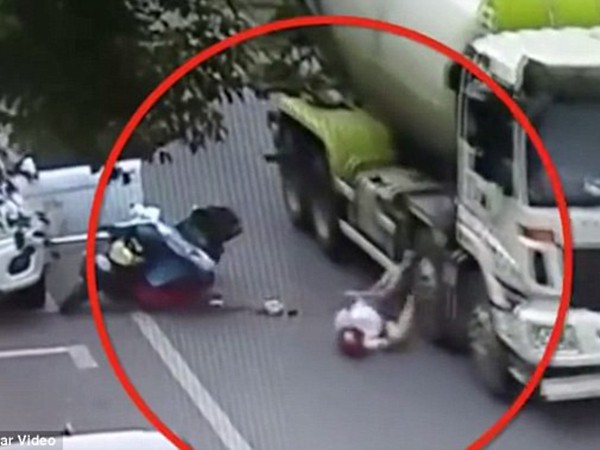 Trung Quốc: Thoát chết thần kỳ dưới bánh xe tải nhờ... mũ bảo hiểm