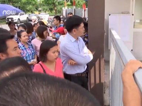 Hà Nội: Hàng trăm phụ huynh “bao vây” cổng trường vì phân tuyến