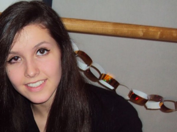 Cô gái 19 tuổi sống trong lo sợ khi phát hiện ký sinh trùng ở mắt