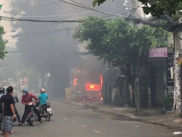 TP.HCM: Cháy dữ dội ở bãi đậu ôtô gần sân bay Tân Sơn Nhất, 3 xe bị thiêu rụi