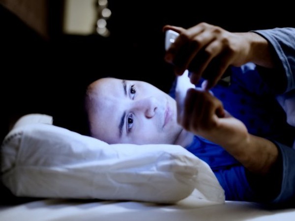 Sử dụng smartphone vào ban đêm có thể tăng nguy cơ béo phì, ung thư