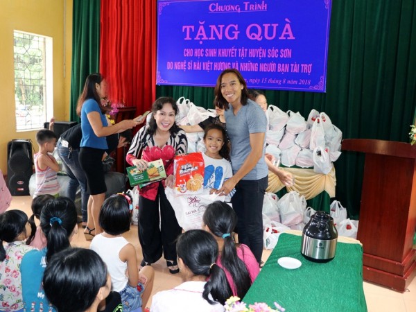 Việt Hương rạng rỡ bên chồng và con gái tặng quà cho trẻ em khuyết tật