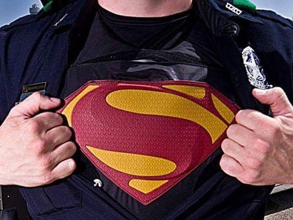 Chuyện cảm động về chàng cảnh sát thích hóa thân thành “siêu anh hùng”