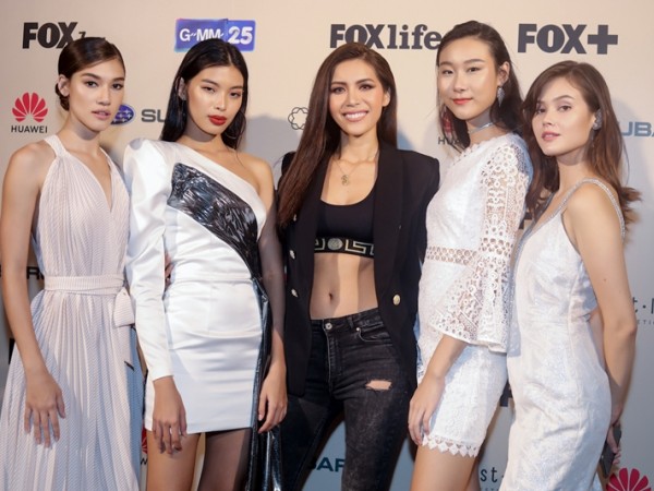 Minh Tú đọ dáng cùng dàn thí sinh trên thảm đỏ Asia’s Next top Model mùa thứ 6 tại Thái Lan