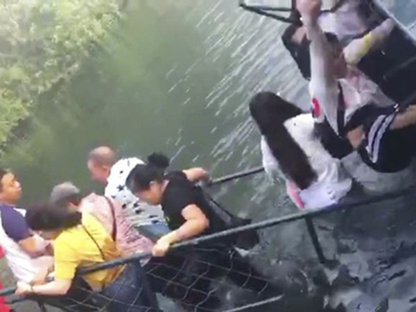 Du khách Trung Quốc mải chụp hình khiến cây cầu đổ sập