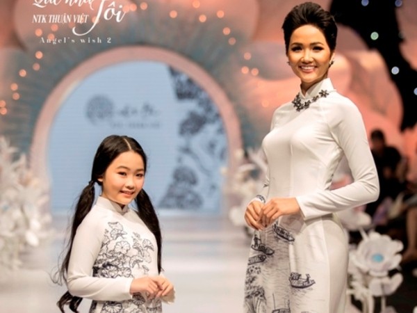 Hoa hậu H'Hen Niê trình diễn thời trang cùng các người mẫu nhí