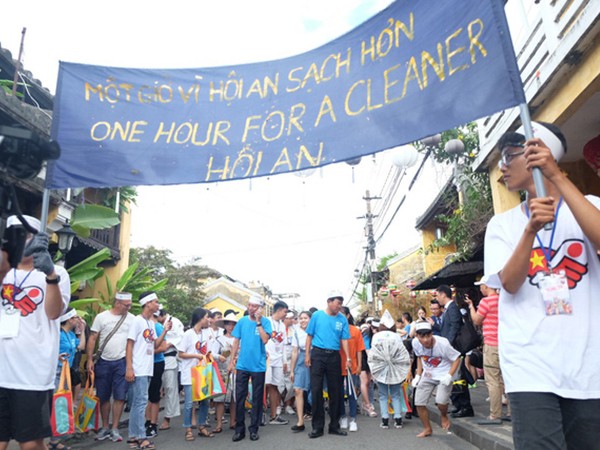 Người dân, du khách hào hứng với “Một giờ vì Hội An sạch hơn”