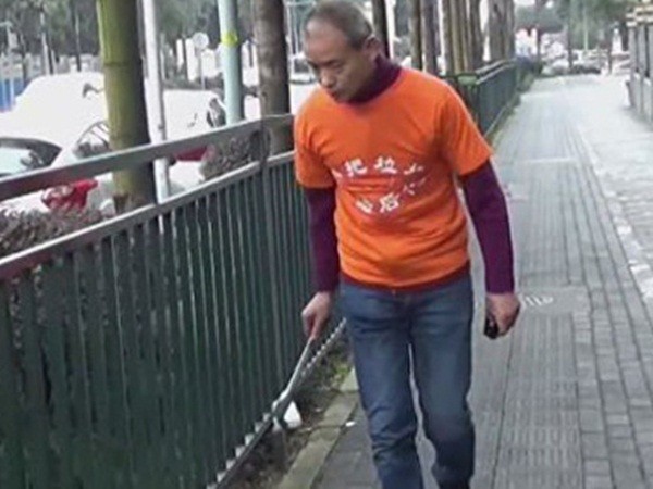 Triệu phú Trung Quốc đi bộ nhặt rác suốt 3 năm