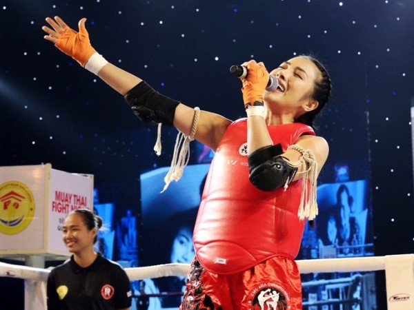 Yaya Trương Nhi hát mừng sinh nhật mẹ ngay trên sàn đấu muay Thái quốc tế