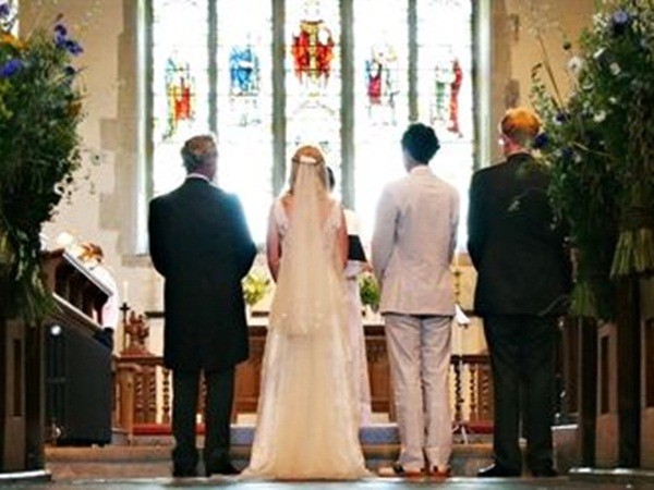 Cô dâu thường đứng bên trái chú rể trong lễ cưới và nguồn gốc đáng sợ ít người biết