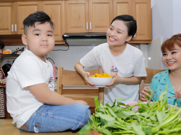 Diễn viên hài Lê Lộc hạnh phúc khi cùng mẹ làm việc nhà, chăm sóc các em