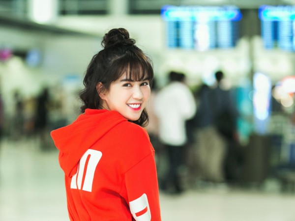 Ngọc Trinh diện trang phục bắt mắt, tạo dáng nhí nhảnh tại sân bay Hàn Quốc