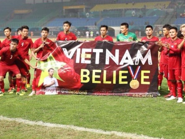 Clip: Các cầu thủ Việt Nam trở về khách sạn sau chiến thắng lịch sử