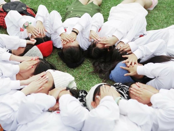 Lớp gì mà yêu nhau gần hết, tuổi trẻ phải "chất" thế này mới gọi là thanh xuân chứ nhỉ!